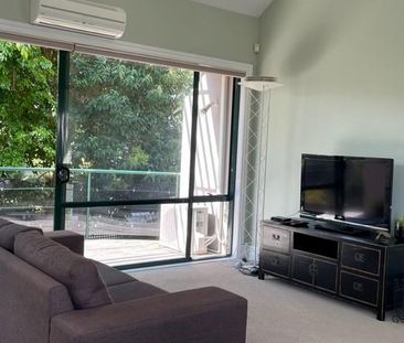 3 BEDROOM TOWNHOUSE - FURNISHED - LEVEL WALK TO BEACH - Photo 1