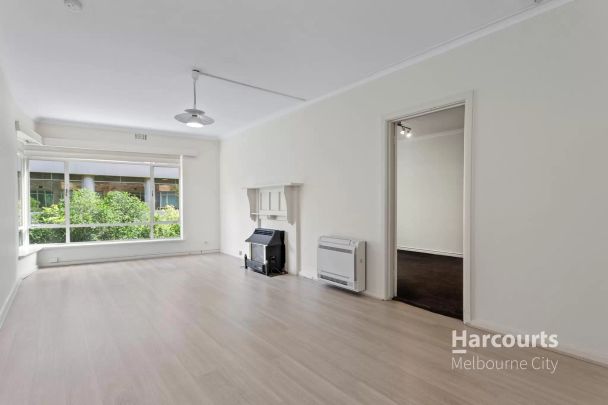Fawkner Park Perfection: Rare Boulevard Opportunity! - Photo 1