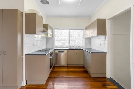 Comfort, Space & Convenience – Well-Appointed Family Home in a Great Location Contact Julie Sykes 0438 050 110 - Photo 4