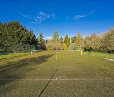 An outstanding country house in the village of Chawton - Photo 1