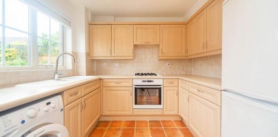 4 Bedroom, 3 bath, 1 reception Terraced House - Photo 2