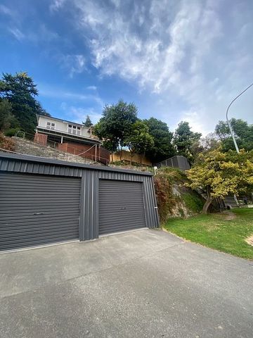 Large 4 Bedroom home + 1 Bedroom self contained - Photo 2