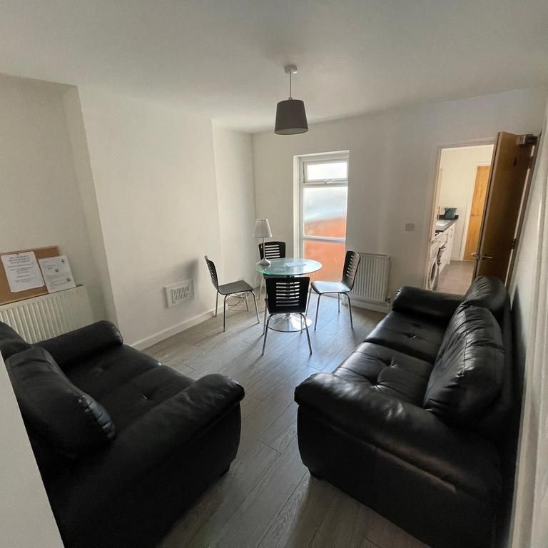 4 bedroom terraced house to rent - Photo 1