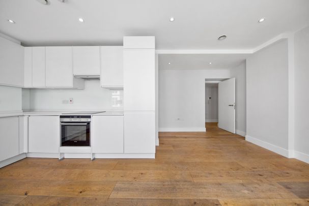 3 Bedroom Apartment, Oxford Street, Fitzrovia, W1D - Photo 1