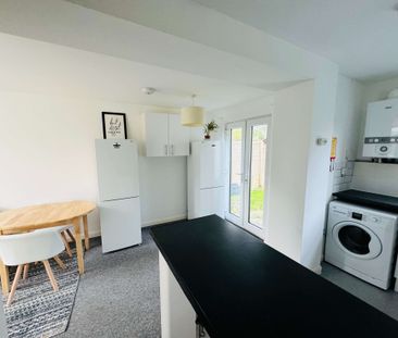 A Comforting 6 Double Bedrooms for Rent in Brighton - Photo 5