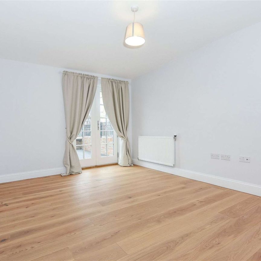 A modern three double bedroom first floor apartment with large terrace situated in a modern development in the heart of Eton. - Photo 1