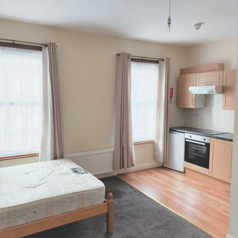 Studio to rent - Photo 1
