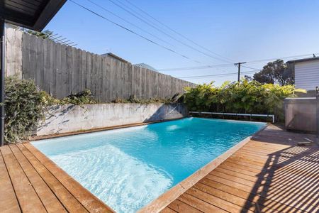 Large Luxury Home with Swimming Pool - Photo 2