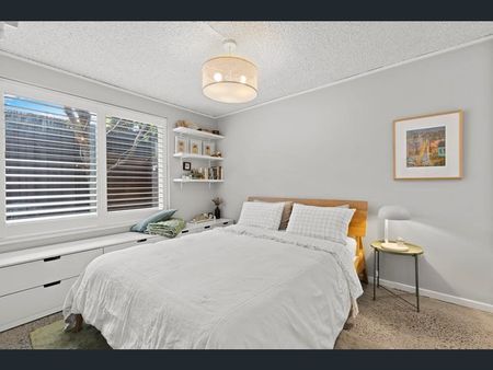 Stylish, low maintenance living - Photo 2