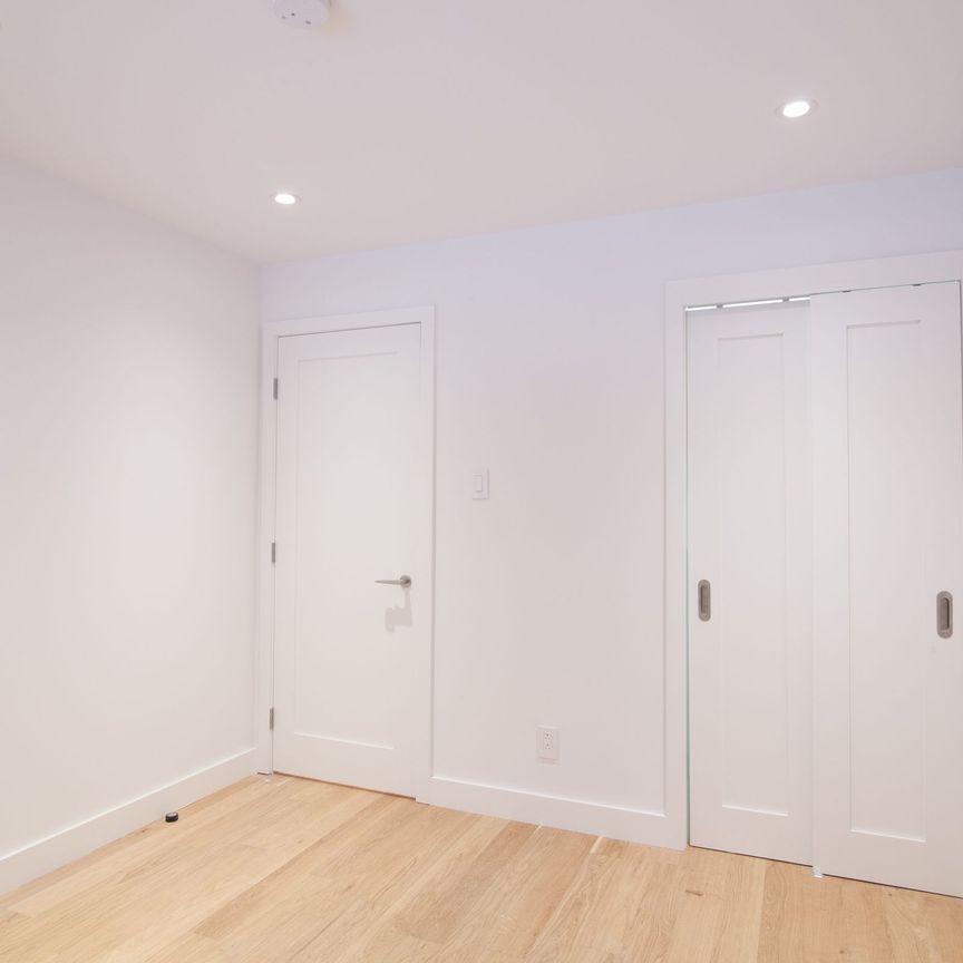 4580 Chemin Queen Mary - Photo 1