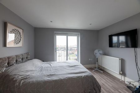 4 bedroom semi-detached house to rent - Photo 3