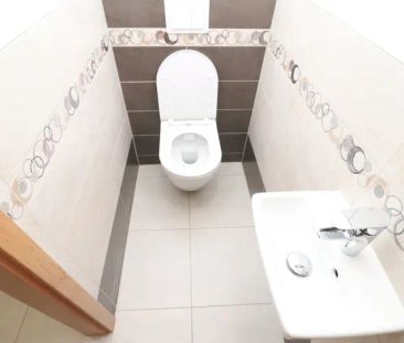 Nabízíme pronájem zánovního zděného bytu 2+kk s balkónem a garážový... - Photo 5