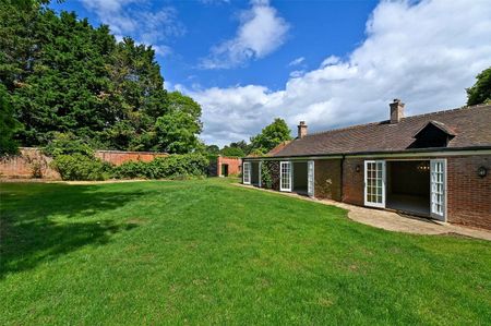 A newly refurbished 5 bedroom cottage available to rent in this wonderful rural setting at Pamber End, between Reading and Basingstoke. - Photo 2