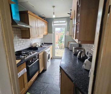 1 bedroom in a house share to rent - Photo 2