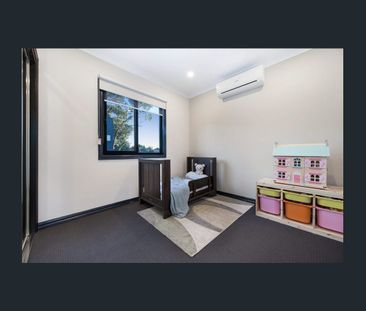 Stylish & Spacious Living in Leafy Blackburn - Photo 4