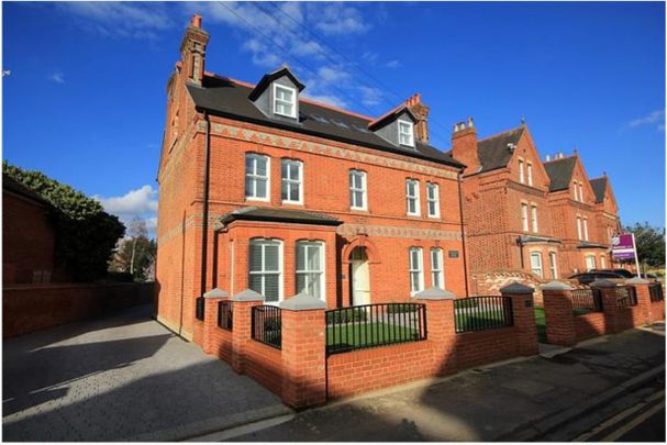 Castle Crescent, Reading, Berkshire - Photo 1