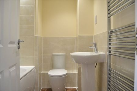Attractive town house in the sought after Racecourse development within a short walk of the train stations and Newbury town centre. - Photo 4