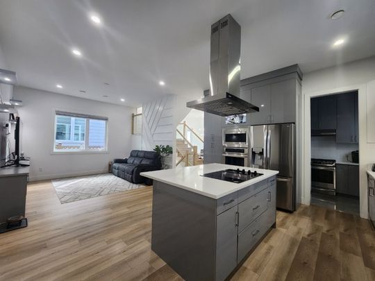 Stunning Four Bedroom, Four Bathroom Interior Designed House in Willoughby Heights - Photo 1