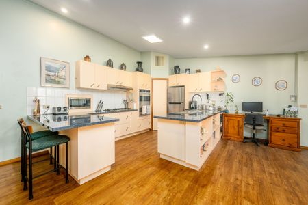 5 BEDROOM HOME IN MOOROOPNA!!! - Photo 2