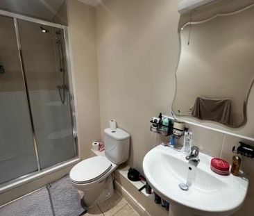 1 Bed Flat, Central Garden, L1 - Photo 6