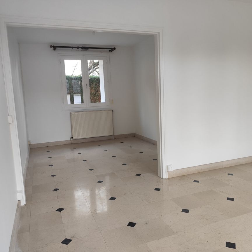 Location Maison 5 pièces 102m² SABLE SUR SARTHE 72300 - Photo 1