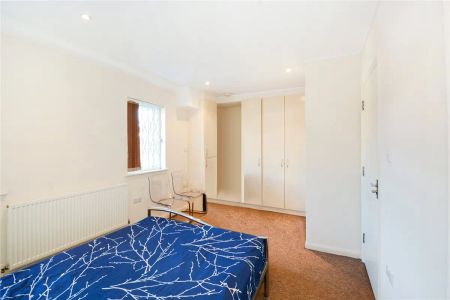 1 bedroom flat in London - Photo 4