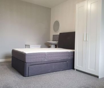 1 bedroom in a house share to rent - Photo 2