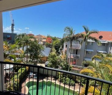 Centrally located, Freshly renovated Apartment! - Photo 2