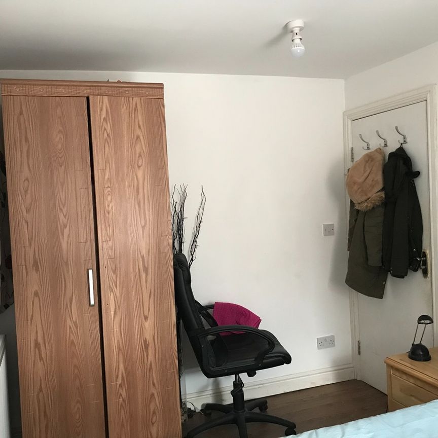 Room in a Shared Flat, Stockport Road, M12 - Photo 1