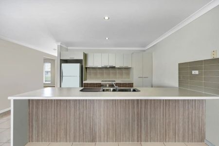 Pool side living in peaceful Mount Low - Photo 3