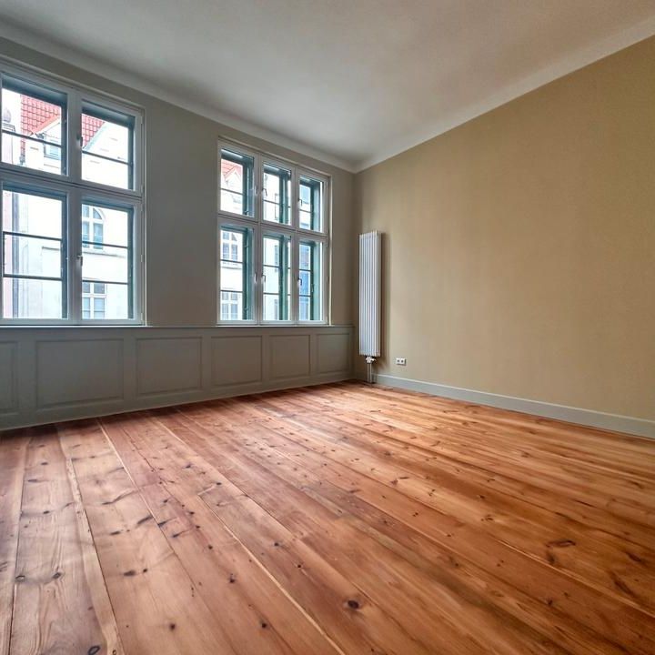 Wohnen im Denkmal mit Top-Ausstattung und PKW-Stellplatz! - Photo 1