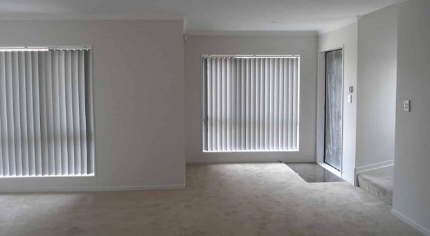 MODERN, SUNNY & SPACIOUS 3 BEDROOMS HOUSE - Photo 1