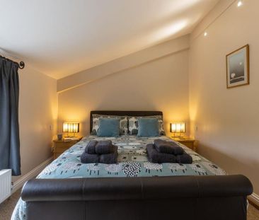 2 bedroom mews to rent - Photo 4