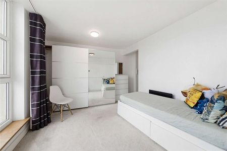 A well-presented riverside apartment set within a desirable development in E14. - Photo 3