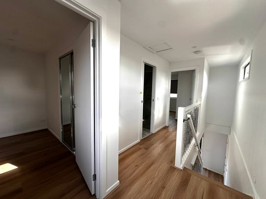 2/126 Oaktree Drive, HAMPTON PARK VIC - Photo 1