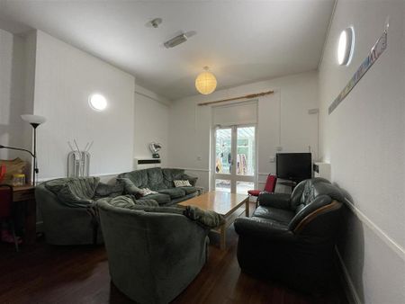 1 bedroom in a house share to rent - Photo 2