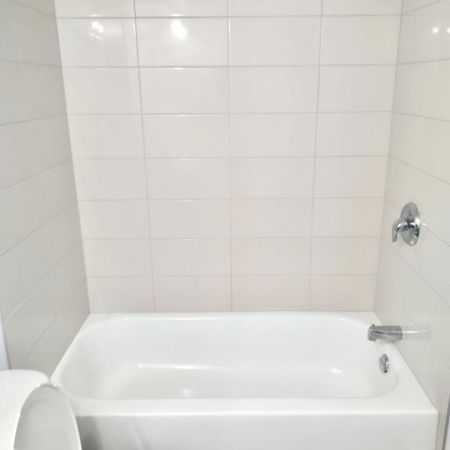 COQUET 2 1/2 TOUT RÉNOVÉ, GYM, PISCINES - À VOIR - Photo 3