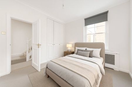 Spacious four-bedroom Chelsea house with garage and charming outside space - Photo 3