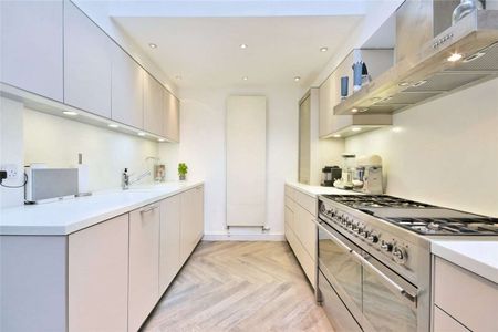 A beautifully presented four-five bedroom house situated on an elegant tree lined road. - Photo 3