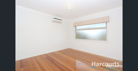 Spacious Stunning Townhouse! - Photo 3