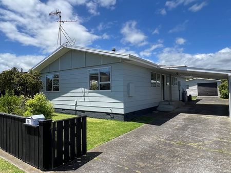 Tidy Family Home - 2 minutes to everything! - Photo 5