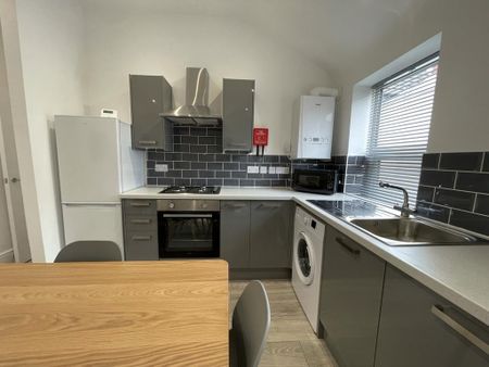 1 bedroom in a house share to rent - Photo 4
