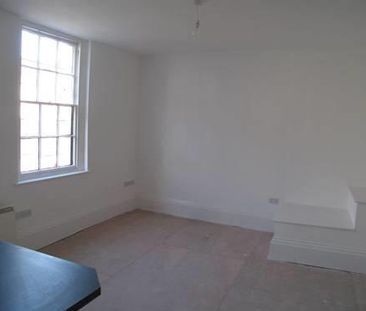 2 bed flat to rent in High Street, Leominster, HR6 - Photo 2