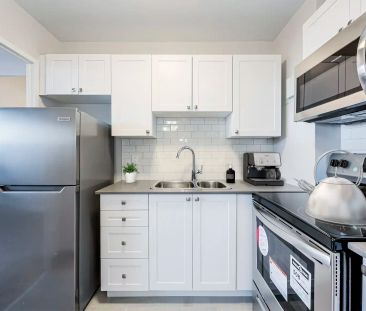 Upper Canada Court, West — Bachelor - Photo 1