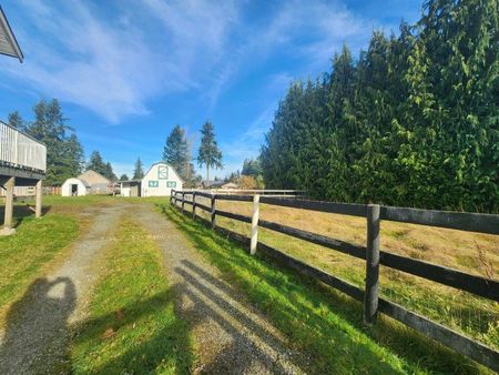 Beautiful four bedroom farmhouse on acreage in Salmon River, Langley - Photo 3