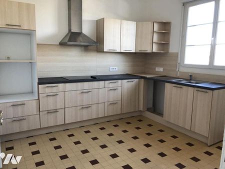 COUTANCES, place Général de Gaulle, appartement 4 pièces - Photo 3