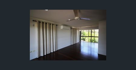 Large 5 bedroom home with amazing views. - Photo 2