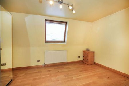 Modern and spacious 2 bedroom property located a stone throw from a station - Photo 2