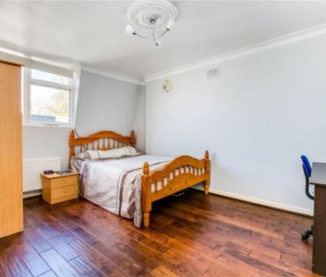 3 bedroom flat in London - Photo 1