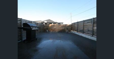 Modern three bedroom townhouse - Photo 2